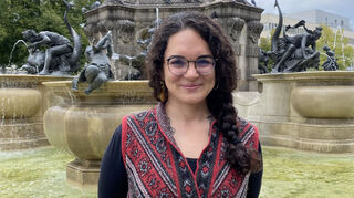 Amanda Chartier Chamorro, hier am Mannheimer Paradeplatz, wurde zwar in Frankreich geboren, wuchs aber in Kolumbien auf. Heute lebt die 37-Jährige im Mannheimer Stadtteil Jungbusch.