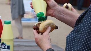 Zur Bratwurst geben viele Menschen (hier bei der Eröffnung des deutschen Bratwurst-Museums in Thüringen vergangene Woche) gern ihren Senf.