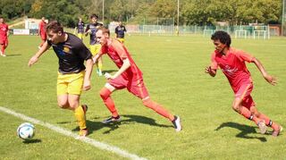 Michael Nguse (r.) und Alico Zitzer mussten hier ausnahmsweise dem Ball hinterherlaufen, ansonsten hatten die Orangenen alles im Griff.