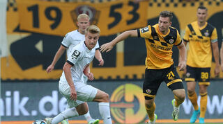 Fridolin Wagner vom SV Waldhof Mannheim im Duell mit Robin Meissner (Dresden).