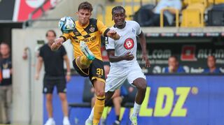 Auch weil Jesaja Herrmann (r.) in der ersten Halbzeit eine große Chance für den Waldhof liegenließ, jubelten am Ende Jakob Lewald und Dynamo Dresden.