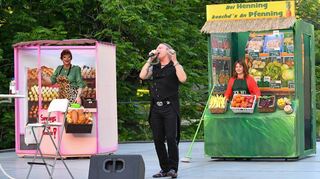 Die Marktfrauen (hinten, v.l.) Giesel (Markus Beisel) und Gerda (Patricia Kain) bringen Mundart auf die Bühne. Musik hatte Sascha Krebs (Mitte) im Gepäck.