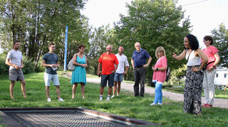 CDU-Ortsbeiratsmitglied Kirsten Kreider (2.v.r.) erläuterte auf dem Spielplatz an der Feuerwehr, wo eine Sitzmöglichkeit aufgestellt werden könnte.