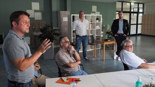 Alexander Scholl, CDU-Fraktionsvorsitzender (l.), im Hintergrund Tom Hauck (r.) Klinikleiter und Prokurist sowie Geschäftsführer Marcus Cholewa.