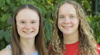 Die Medaillengewinnerinnen der Schützenabteilung Niederstetten: Ronja Weidmann (links) und Fabienne Weidmann.