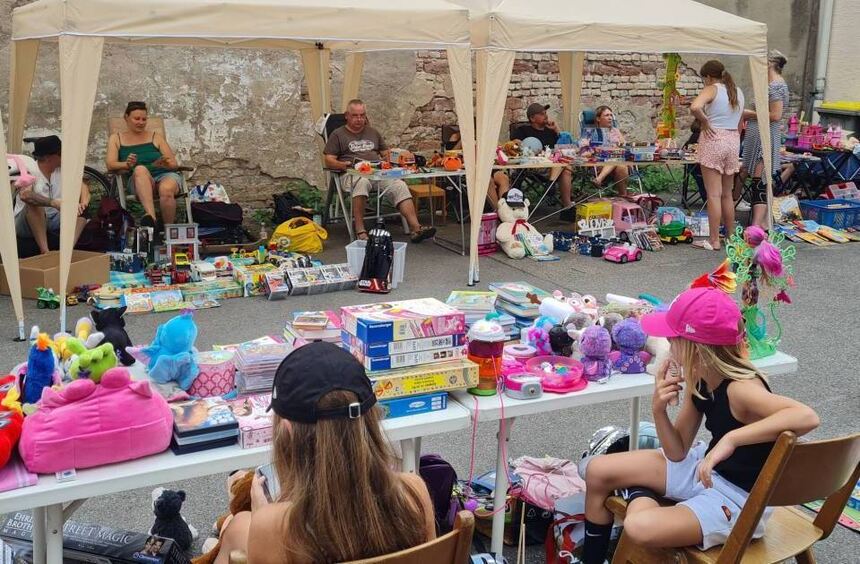 Kinder gestalten einen Flohmarkt in MannheimFriedrichsfeld