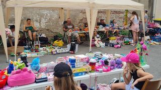 Von Kindern für Kinder: Rund 20 Stände haben Kinder beim ersten Flohmarkt für die Kleinen aufgebaut.