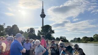 Die Besuchergruppe am neu entstandenen Neckarstrand (Blickrichtung Innenstadt). Im Hintergrund ist der Fernmeldeturm zu erkennen.