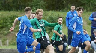 Bürstadts Mirco Wegerle, hier zwischen den Abtsteinachern Steven Müller (li.) und Tolga Erak (re.), sieht sein neues Team gut aufgestellt.