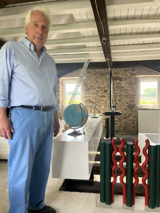 Einald Sandreuther in seinem Haus mit dem Modell der Skulptur von Hans Nagel.