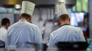 Heiß begehrt: Nachwuchsköche in einem Restaurant.