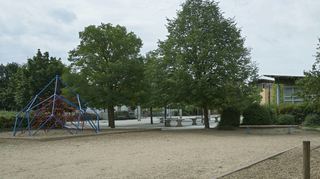 Im Laufe des neuen Schuljahres sollen auf dieser Freifläche auf dem Pestalozzischul-Gelände in Modulbauweise sechs Klassenzimmer und die Mensa entstehen.