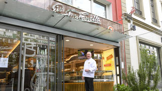 Dario Fontanella vor seinem Mannheimer Eiscafé auf den Planken. Das Bild entstand im April 2020 – Mitten im ersten Corona-Lockdown.