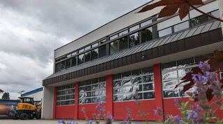 Das Feuerwehrgerätehaus im Mühlenweg in Ilvesheim. Der Bagger links im Bild zeigt, dass hier aktuell bereits gebaut wird.