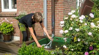 Naheliegend: Mit gesammeltem Regenwasser lassen sich die Pflanzen im Garten an heißen Sommertagen gießen.