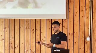 Milad Zarei spricht auf der Bundesgartenschau über Vor- und Nachteile von biobasiertem Kunststoff.