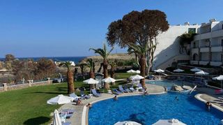 Blick auf Pool und Außenanlage des Hotels Ekaterini in Kiotari, an dem die Flammen im Juli vorbeigezogen sind.