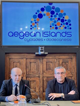 Bürgermeister Antonis Kampourakis und Gouverneur Giorgos Hatzimarkos bei der Pressekonferenz in Rhodos-Stadt.
