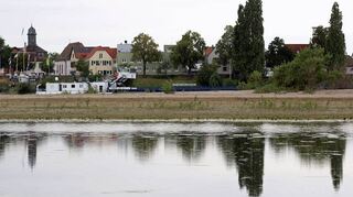 Gegenüber vom Nordheimer Lokal Rheinfähre liegt das rheinland-pfälzische Rheinufer mit Rheindürkheim – schon seit den Kelten eine wichtige Flussquerung.
