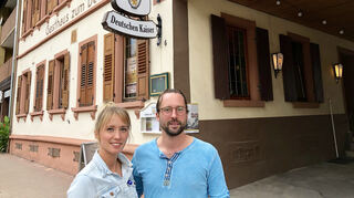 Anja Langenbach und Sebastian Mandel, Eigentümer des Gebäudes, haben das ehemalige Gasthaus zum Deutschen Kaiser im Jahr 2019 gekauft. Vor der grundlegenden Sanierung haben sie die Küche interimsmäßig wieder geöffnet.