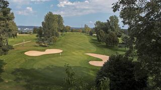 Rund 44 000 Kubikmeter Wasser verbraucht ein Golfplatz durchschnittlich im Jahr. Trotz dieser Mengen sehen Golfplätze nicht immer so grün aus wie hier in Oftersheim. In Trockenzeiten verfärbt sich das Gras auch schon mal braun.