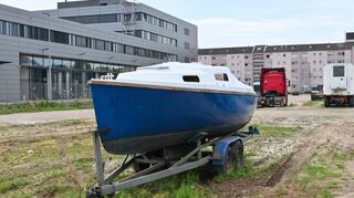Sogar ein Bootsanhänger steht auf dem Gelände neben der Hauptfeuerwache. Dort findet in wenigen Wochen das Oktoberfest statt.