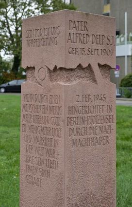 Diese Stele erinnert an Pater Alfred Delp und soll ins Zentrum rücken.