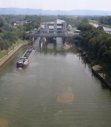 Blick aus der Buga-Gondel: Die Hubtürme der Feudenheimer Schleuse wurden von dem Architekten Paul Bonatz entworfen, von dem auch der Haupteingang zum Stuttgarter Hauptbahnhof stammt.