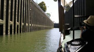 Mächtig erheben sich die Spundwände bei der Einfahrt in die Schleuse – ein tolles Bildmotiv für die 80 Schiffspassagiere.