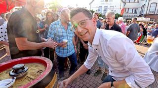 Ilvesheim. Inselkerwe Eröffnung mit Fassbieranstich.

Im Bild: Mit  Unterstützung von Rainer Vögele von Getränke Wagner gab es den ersten Fassbieranstich durch den neuen Bürgermeister Thorsten Walther und alles lief glatt.
Und danach hat Thorsten Walther alle Hände voll zu tun, um all die durstigen Insulaner mit Freibier zu versorgen.