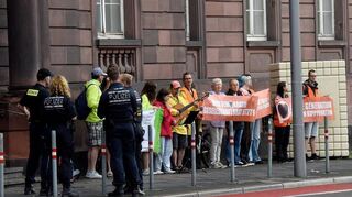 Bevor der Prozesstag begann, sang eine kleine Gruppe vor dem Amtsgericht zur Gitarre für mehr Klimaschutz.