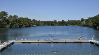 Für die Sommerbäder am Stollenwörthweiher in Neckarau sind zwei Schwimmvereine zuständig. Hier der Blick vom Stollen I auf den See. Besuchermäßig lief es nicht so gut, zu viel Regen in den Sommerferien.