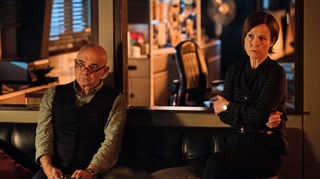 Schauspieler Peter Espeloer (l) und Schauspielerin Annalena Schmidt (r) in einer Szene im Fernsehfilm «Tatort: Das Verhör»