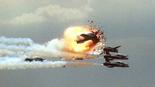 Um 15.44 Uhr kollidierte die von Ivo Nutarelli gesteuerte Solomaschine mit einem weiteren Jet. Drei Düsenjäger der italienischen Kunstflugstaffel stürzten vom Himmel.