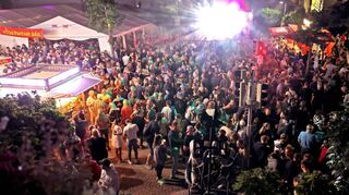 Bei der Ilvesheimer Inselkerwe herrschte immer beste Stimmung. Abends ging die Party am Stand der Feuerwehr so richtig ab.