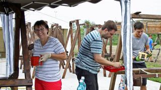 Die Stimmung beim Arbeitseinsatz ist entspannt. Wenn viele Hände mit anpacken, geht’s schnell voran.