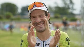 Triathlon-Legende Sebastian Kienle bedankt sich beim Publikum. In Viernheim hat er seinen letzten Lauf in Deutschland absolviert.