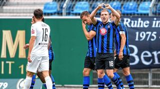 Laurent Jans (Mitte) feiert zusammen mit Pascal Sohm (links) und Baxter Bahn das Waldhof-Tor zum 2:1.