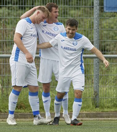 Hofheimer Torjubel zum zwischenzeitlichen 2:0: Paul Buschmann ( v.li.), Nico Schwindt und Torschütze Marcel Mackemull freuen sich über den Treffer.