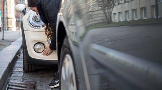 Die meisten Fahrerfluchten ereignen sich nach Unfällen mit geparkten Autos. Dabei ist laut Strafgesetzbuch geregelt: Wer ein anderes Auto rammt, muss den Schaden melden, sonst macht man sich strafbar.