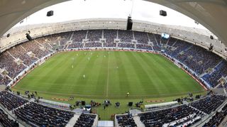 Im Stadion des TSG Hoffenheim in Sinsheim ist es zu dem Sturz des Fußballfans gekommen.