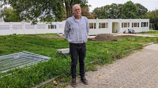 WRS-Rektor Thomas Schneider bereitet vor Schuljahresbeginn den Unterricht in Containern auf der Schulwiese am CBG mit vor.