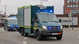 Bombenfund und Bombenentschärfung auf dem Werksgelände von John Deere. Abfahrt des Konvois mit der geladenen Bombe, die woanders gesprengt wurde.