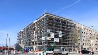 Das Bauprojekt Postquadrat von der Reichskanzler-Müller-Straße aus gesehen.
