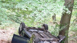 Das Auto landete im an die L 596 angrenzenden Wald.