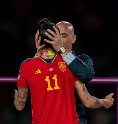 Unrühmlicher Moment für die Ewigkeit? Spaniens Verbandspräsident Luis Rubiales drückt Jenni Hermoso an sich.