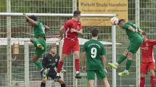 Für den 1:1-Ausgleich für den TSV Amicitia Viernheim sorgte in der 95. Minute Jason Linhoff (2.v.r.) per Kopfball.