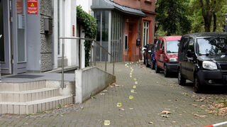 Polizeiabsperrung und markierte Spuren am Tag nach der Tat.