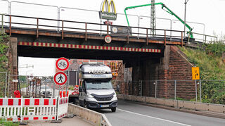 Noch ein Nadelöhr: Diese Eisenbahnbrücke über die B 9 in Worms wird abgerissen und neu aufgebaut. Die Bauzeit dauert zwei Jahre.