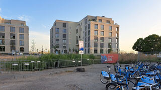 Fahrradparkplatz: ein gutes Stück weg vom Eingang Spinelli-Nord.
